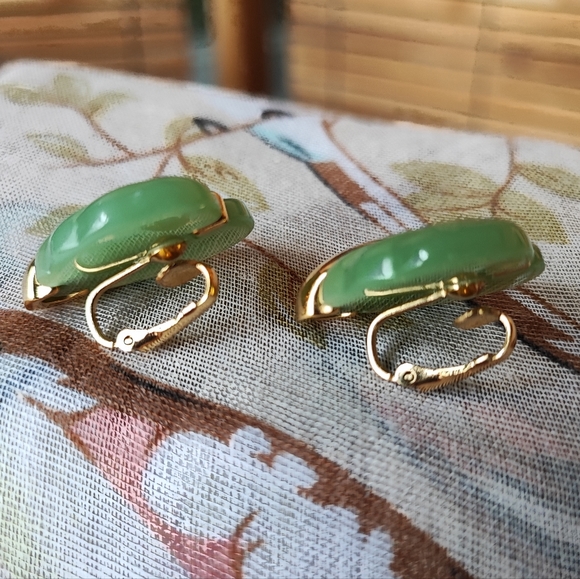Lucite Molded Faux Jade Gold Tone Leaf Clip Earrings Green Vintage EUC - Picture 5 of 7